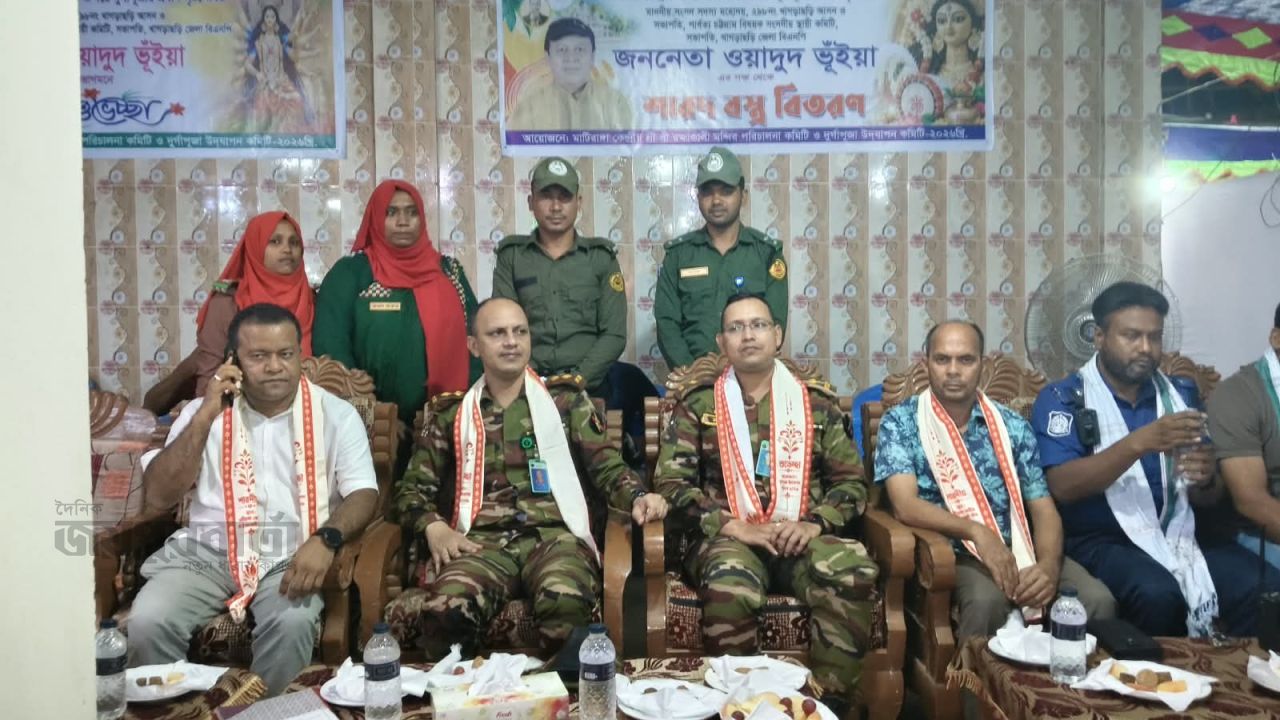 মাটিরাঙ্গায় পূজামণ্ডপ পরিদর্শনে জোন অধিনায়ক মাসুদ খান