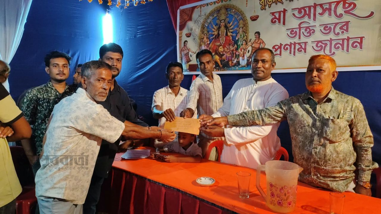কুসুম্বায় পূজামণ্ডপ পরিদর্শন ও শুভেচ্ছা বিনিময় চেয়ারম্যান প্রার্থীর