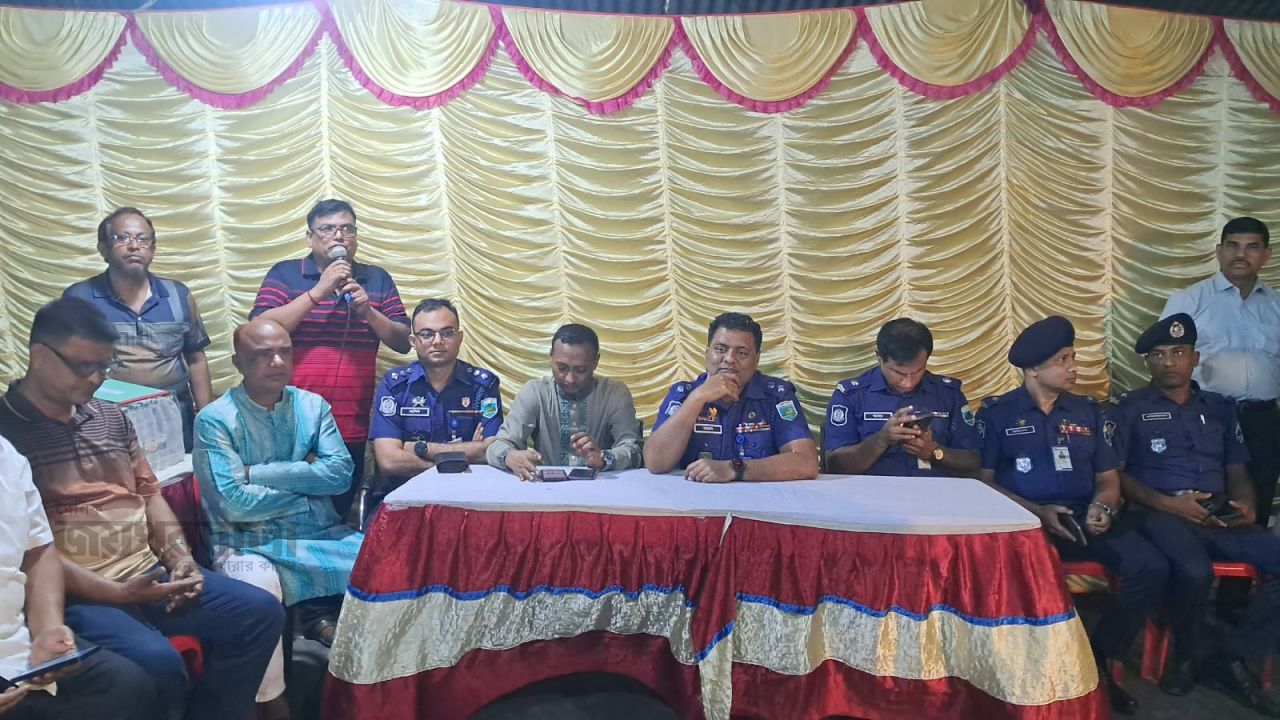 সান্তাহারে সর্বজনীন রাধামাধব মন্দির পরিদর্শনে জেলা পুলিশ সুপার 