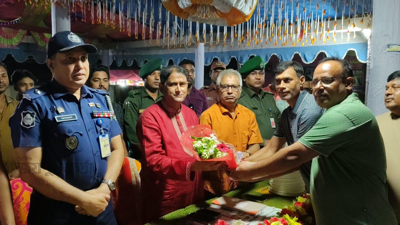 মান্দায় শারদীয় দুর্গোৎসবে পূজামণ্ডপ পরিদর্শন করলেন এমপি 