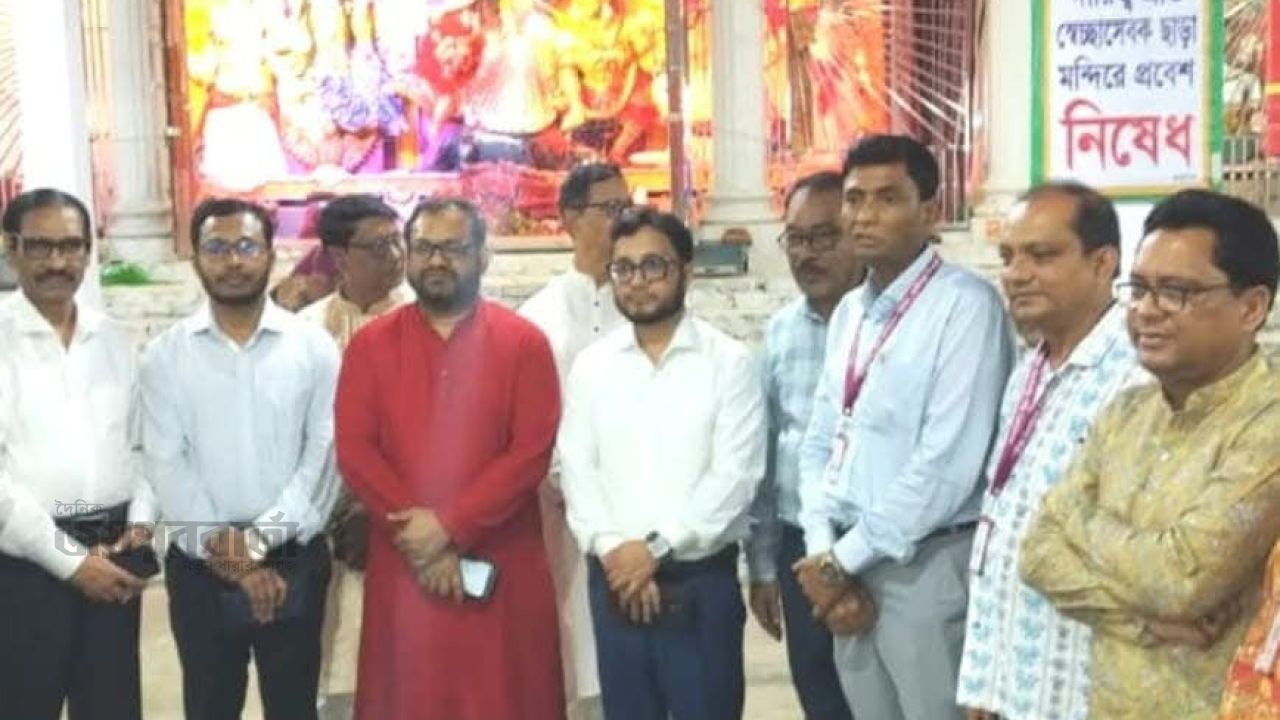 হাজীগঞ্জে দুটি পূজামণ্ডপ পরিদর্শন করলেন জেলা প্রশাসক