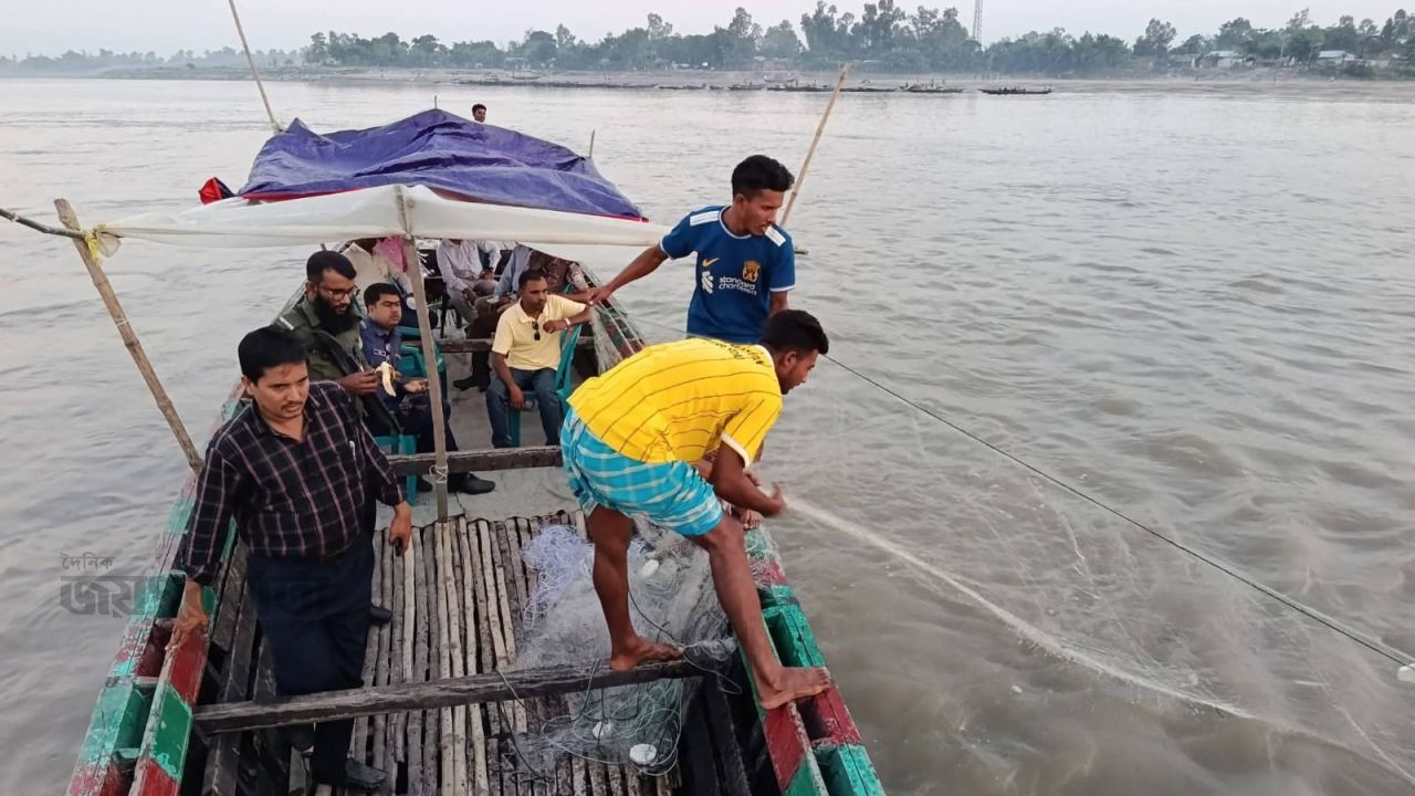 মাদারগঞ্জে যমুনা নদীতে চলছে ইলিশ ধরার মহোৎসব