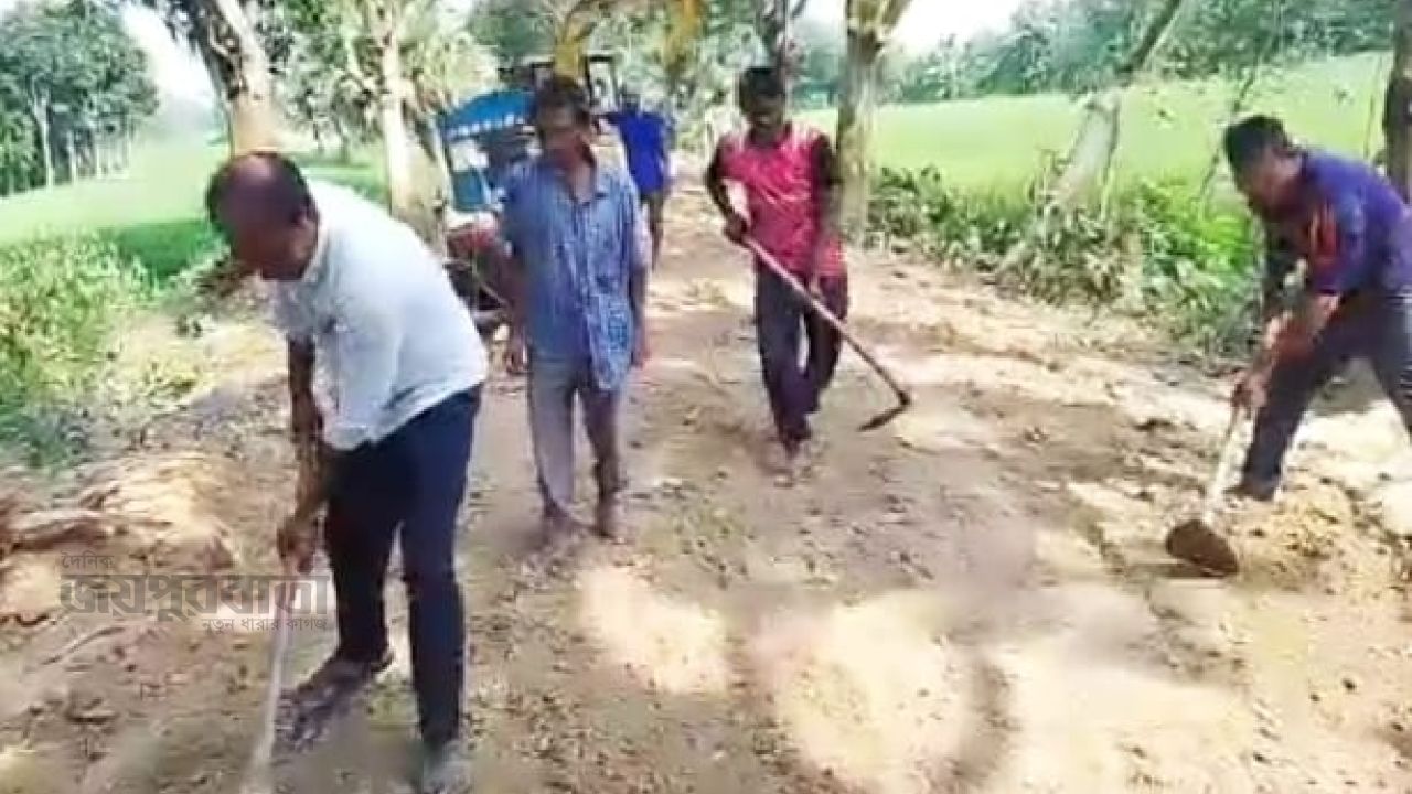 কোদাল হাতে নিজেই রাস্তা সংস্কার করেন ইউপি সদস্য 