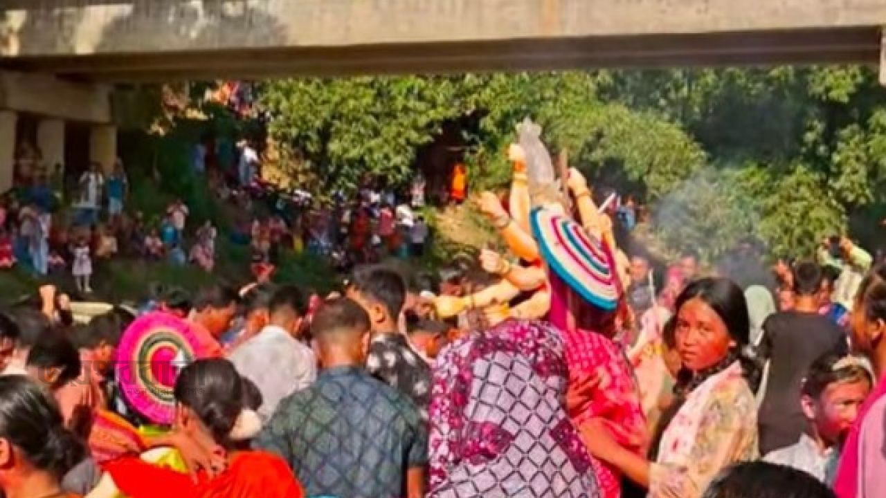 মাটিরাঙায় প্রতিমা বিসর্জনে শেষ হলো দুর্গাপূজার আনুষ্ঠানিকতা