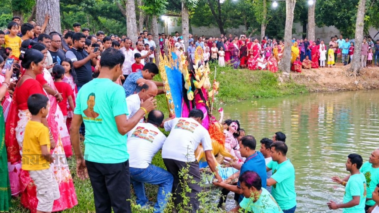 নন্দীগ্রামে প্রতিমা বিসর্জনের মধ্য দিয়ে শেষ হলো দুর্গোৎসব
