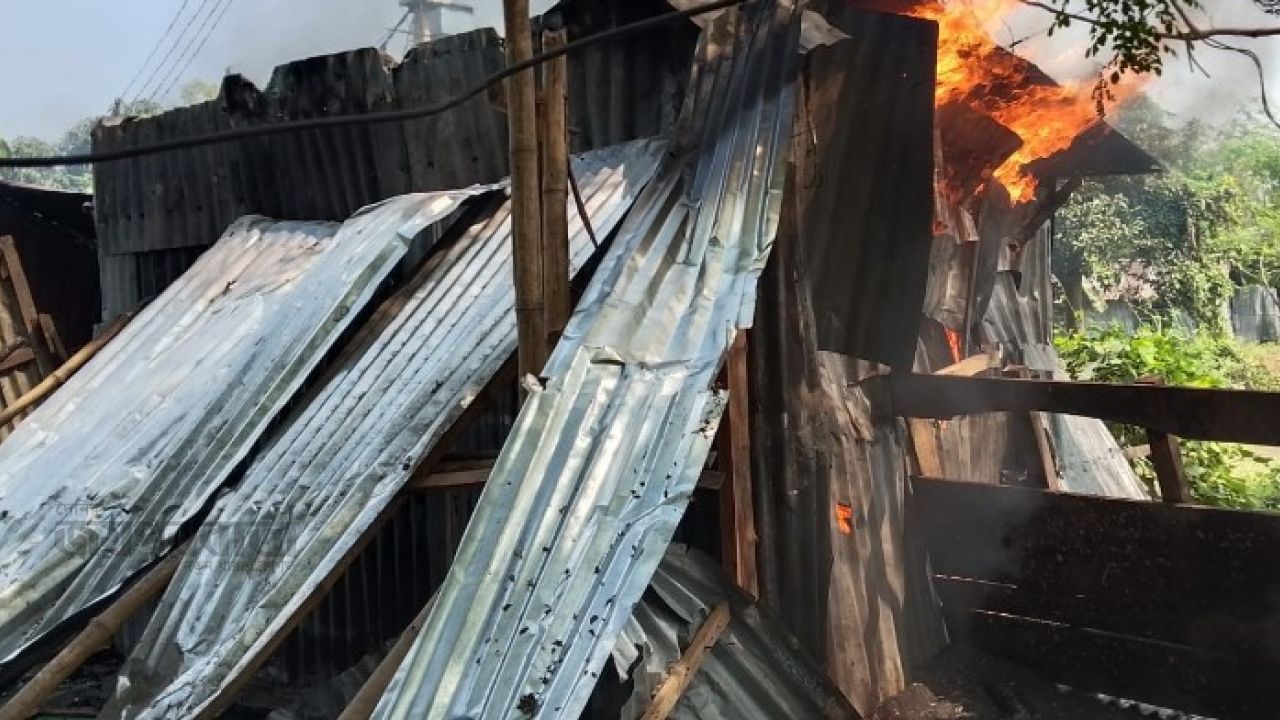 আদমদীঘির হিজরাপল্লীর মাদক কারবারীর বাড়িঘর ভাঙচুর ও অগ্নিসংযোগ
