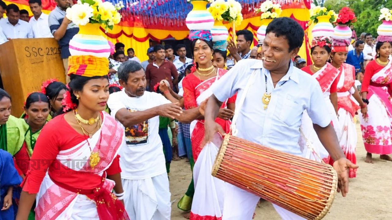 ধামইরহাটে উৎসবমূখর পরিবেশে কারাম উৎসব উদযাপন 