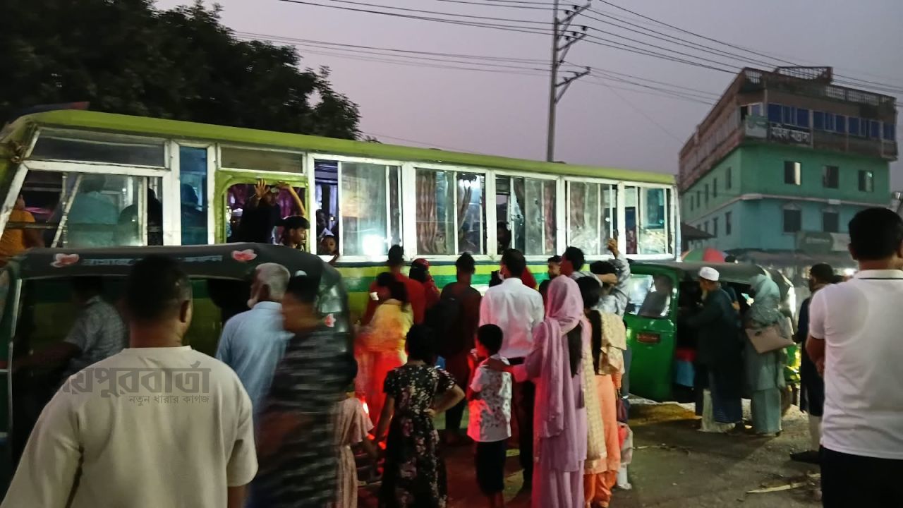 পূজার ছুটি শেষে ঢাকায় ফিরছে মানুষ,বাড়তি ভাড়া আদায়ের অভিযোগ