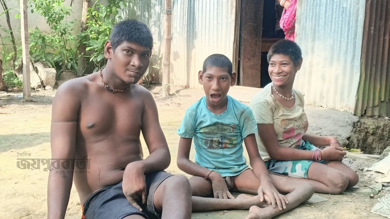 তিন প্রতিবন্ধী সন্তানদের নিয়ে চরম কষ্টে পিতামাতা 