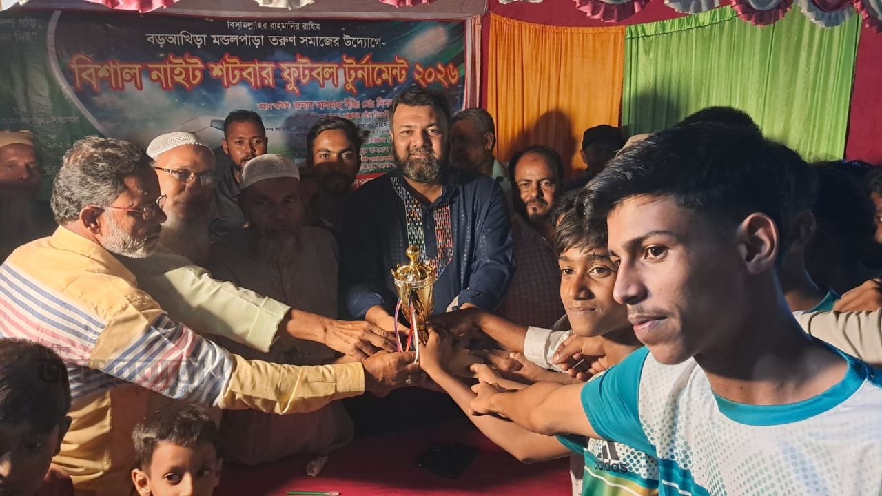 আদমদীঘিতে নাইট শর্টবার ফুটবল টুর্নামেন্টে দমদমা চ্যাম্পিয়ন
