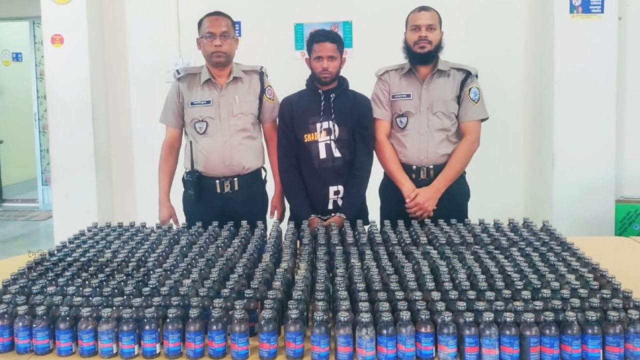 বিপুল পরিমাণ ফেনসিডিল পাচারকালে কুখ্যাত মাদক কারবারি আটক