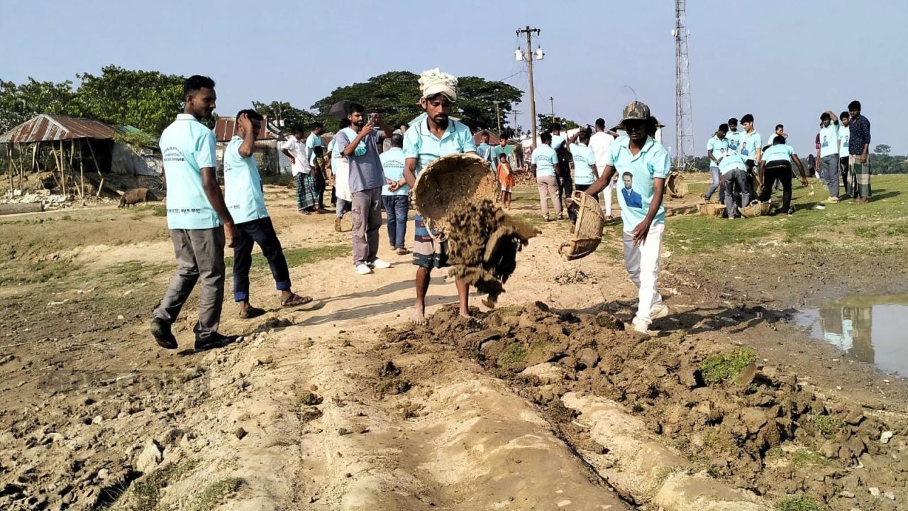 কলমাকান্দায় কাঁচা সড়ক তরুণদের স্বেচ্ছাশ্রমে সংস্কার 