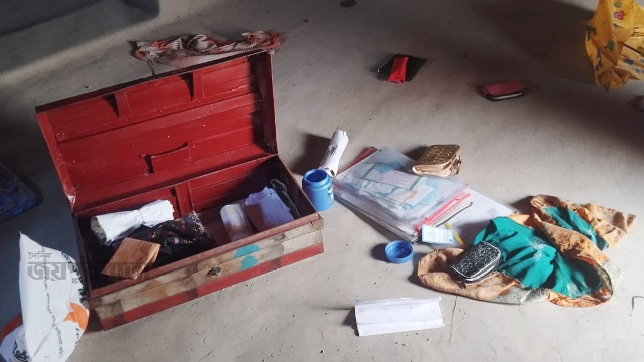 রাণীনগরে বাড়িতে ঢুকে চেতনানাশক ঔষধ স্প্রে করে স্বর্ণ-চাঁদি ও নগদ টাকা চুরি