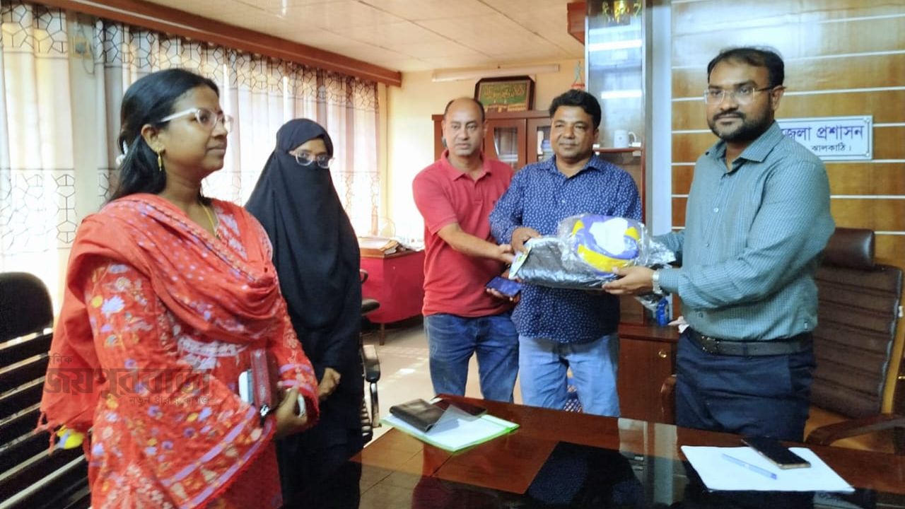 ছোনাউটা আদর্শ ক্লাবে ভলিবল ও নেট বিতরণ