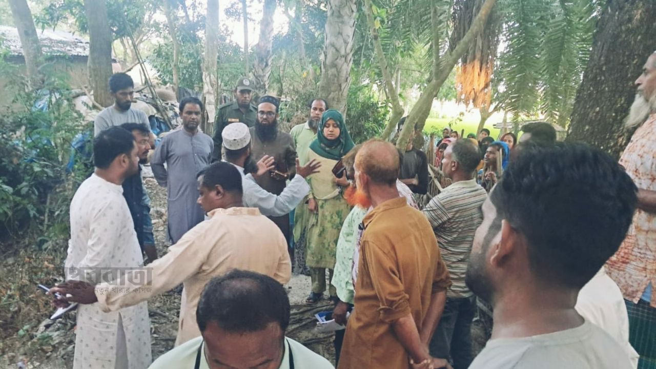 আদমদীঘিতে কাঁটাতারের বেড়া দিয়ে চলাচলের পথ বন্ধ