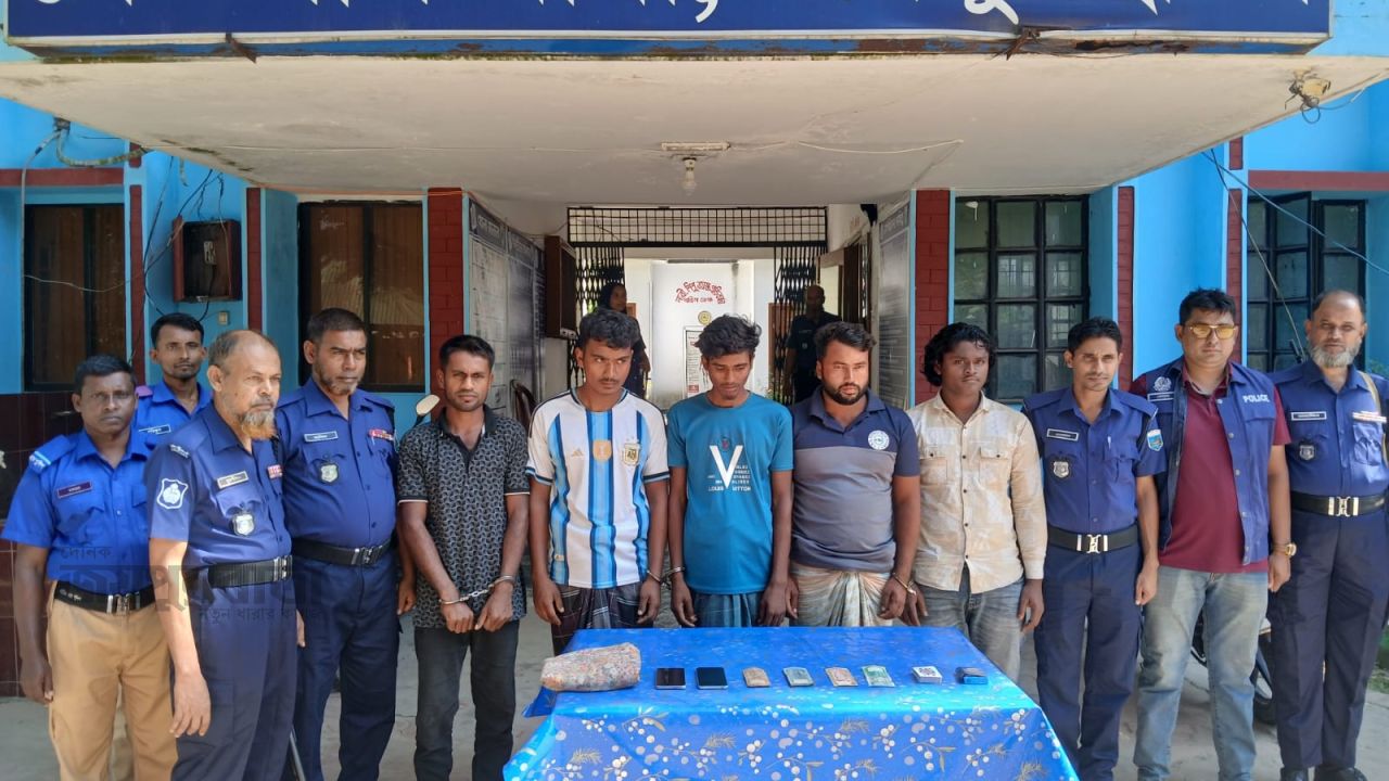 ক্ষেতলালে জুয়ার আসর থেকে ৫ জন গ্রেপ্তার