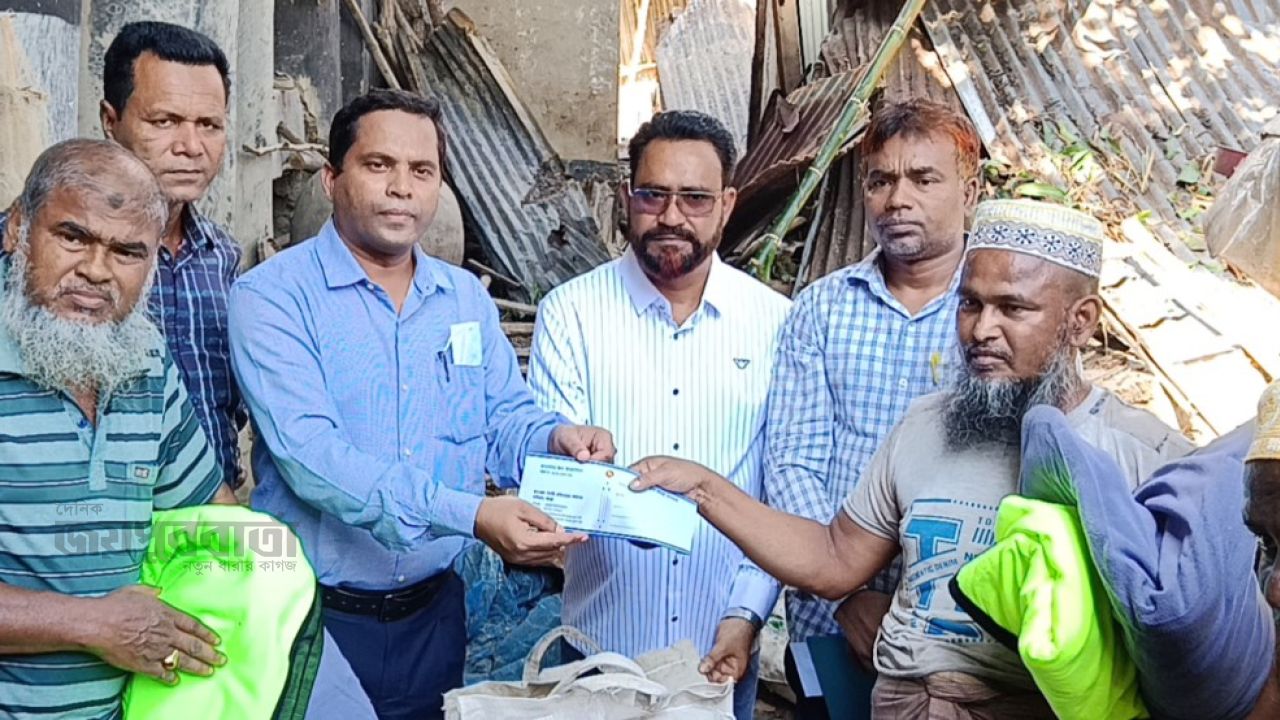 নন্দীগ্রামে শর্ট সার্কিটের আগুনে পুরলো কৃষকের বসতভিটা