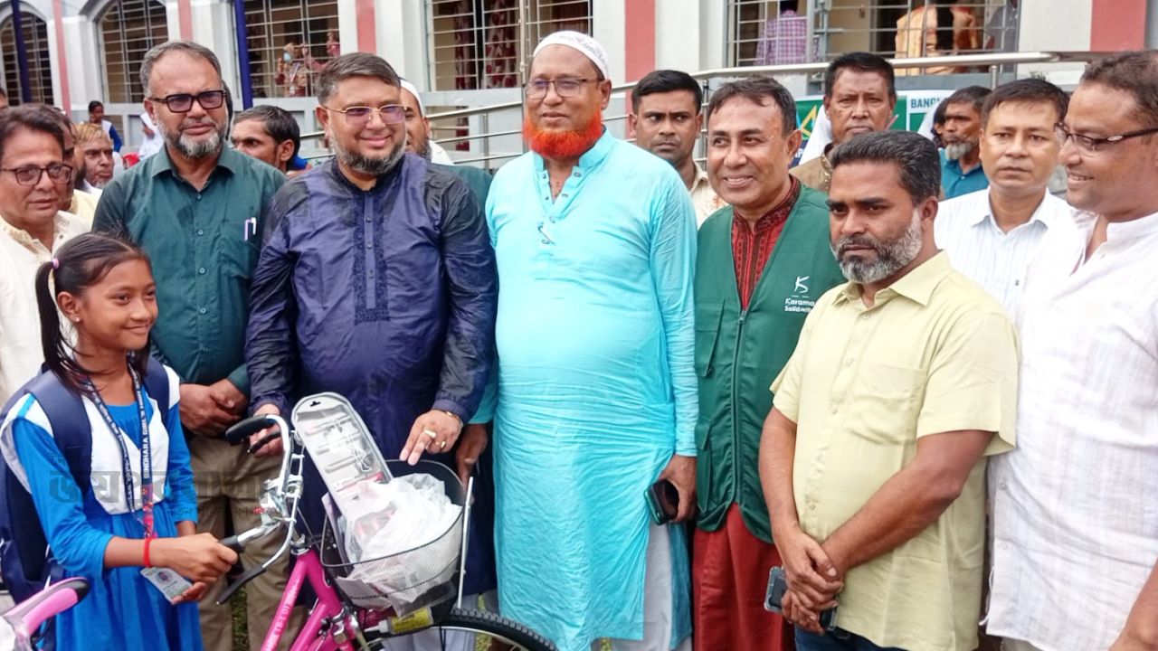 পাঁচবিবিতে স্কুল ছাত্রী পেল বাইসাইকেল ও শিক্ষা সামগ্রী