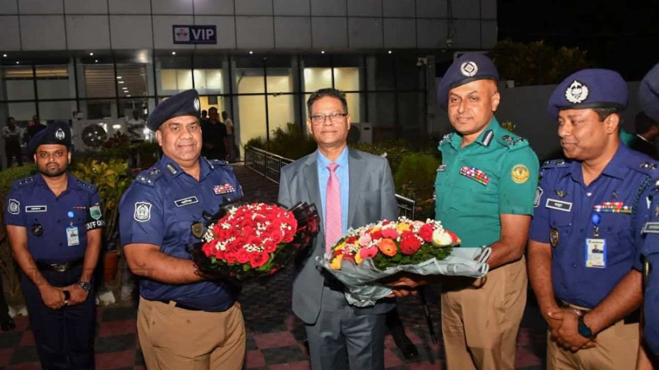 আইজিপিকে রাজশাহীতে স্বাগত জানালেন ডিআইজি আশিক সাঈদ
