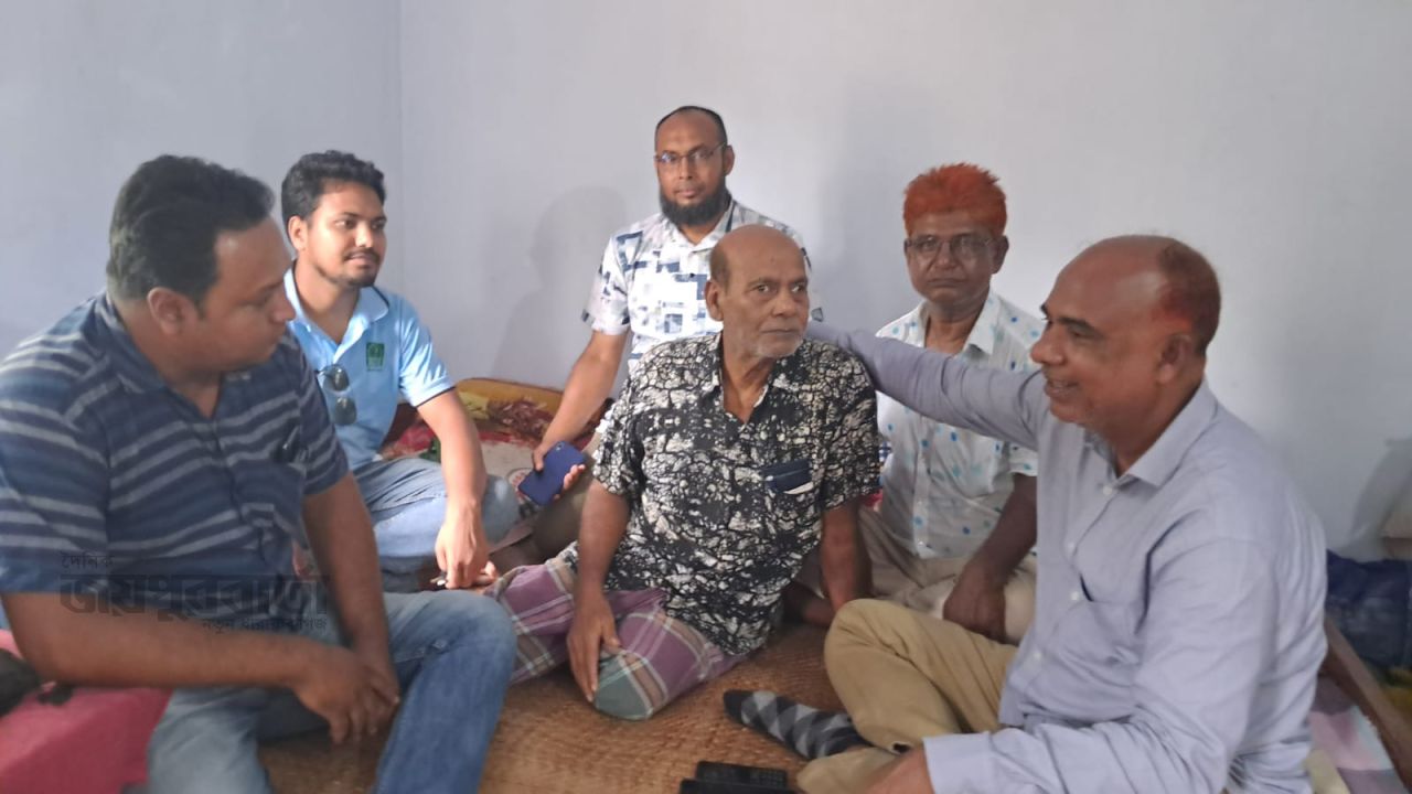 আদমদীঘিতে অসুস্থ প্রবীণ সাংবাদিককে দেখতে গেলেন বিএনপি নেতা 