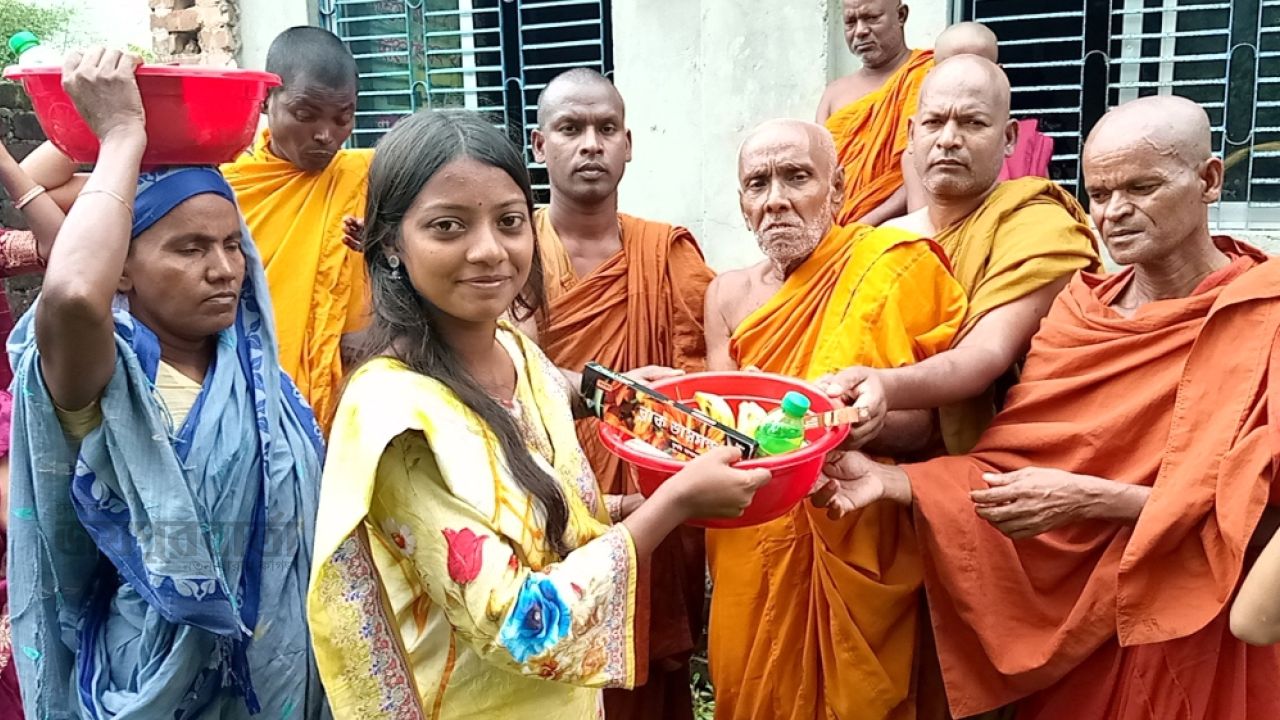 ‎পাঁচবিবিতে পদ্মবীণা বৌদ্ধ বিহারে কঠিনচীবর দান উৎসব উদযাপন 
