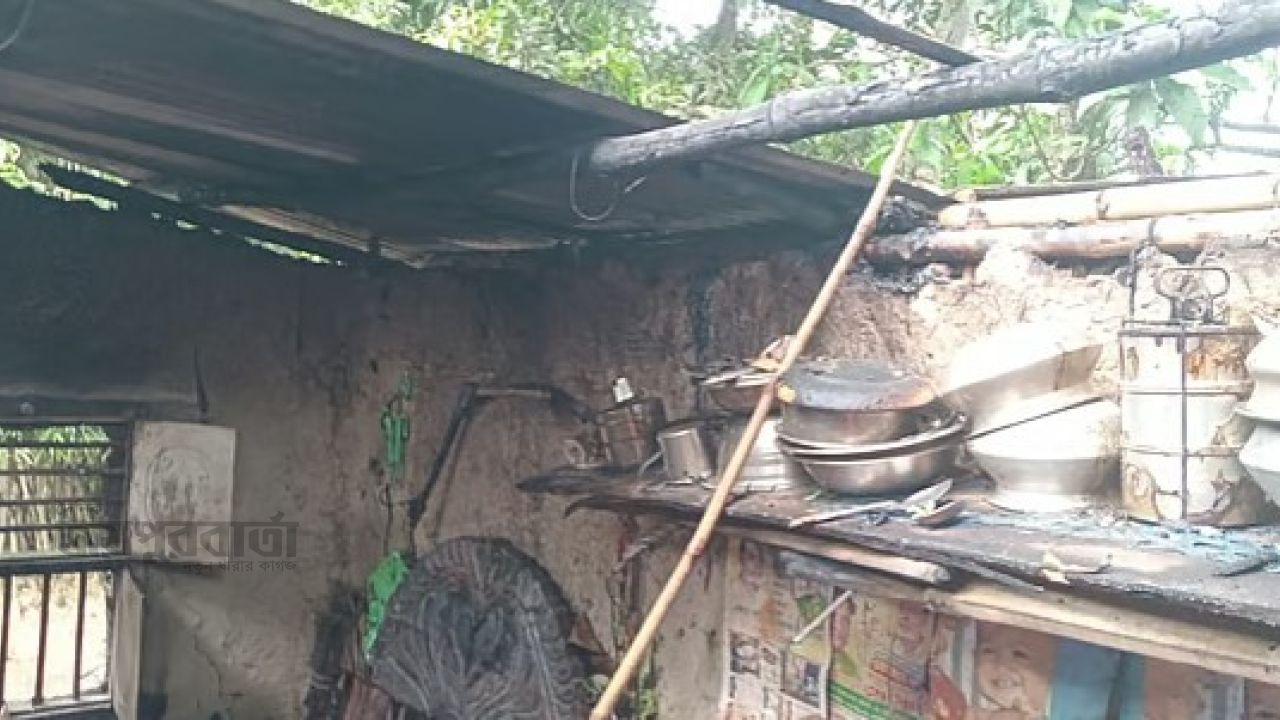 আক্কেলপুরে আগুনে বিধবার বসতঘর পুড়ে ছাই