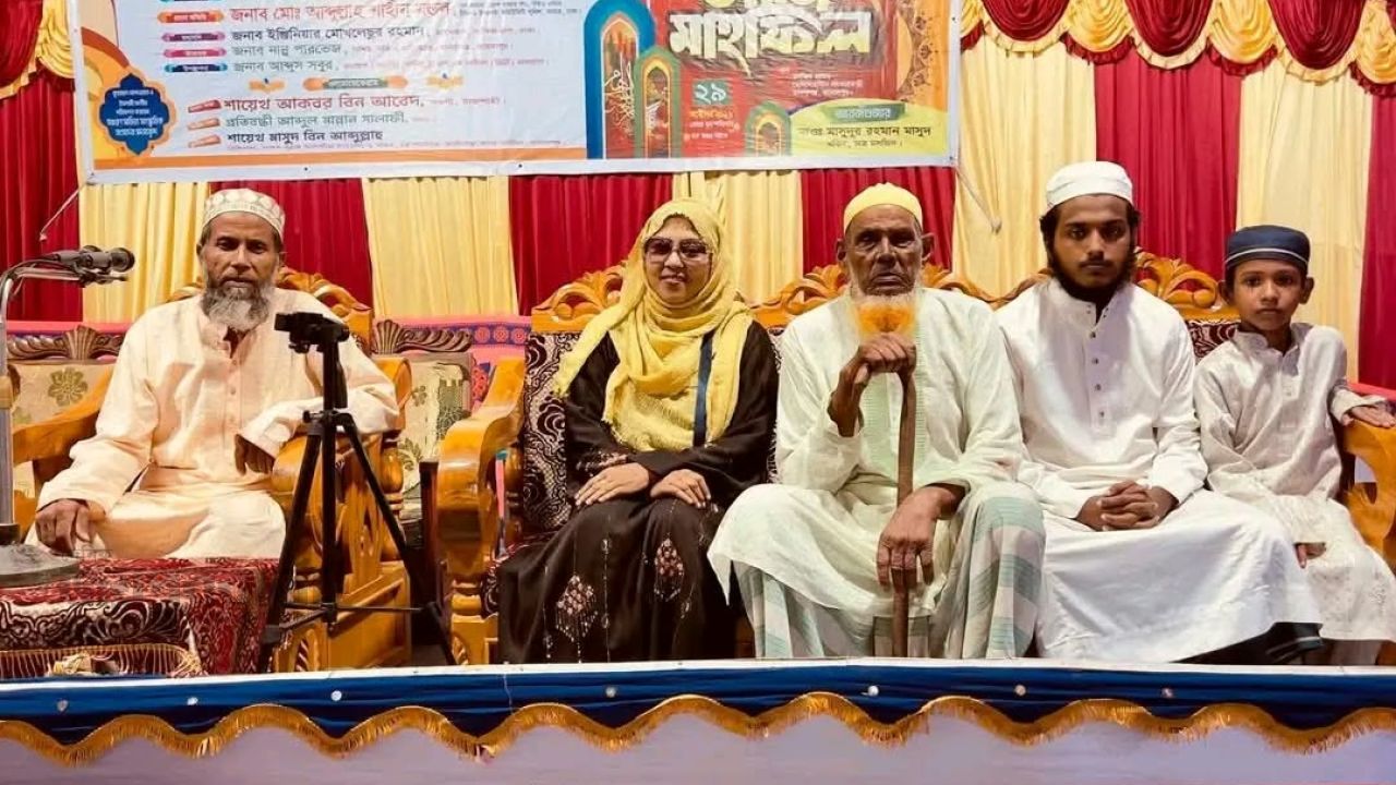 মাদারগঞ্জে ইসলামী জলসায় বিতর্কিত মহিলা নেত্রী